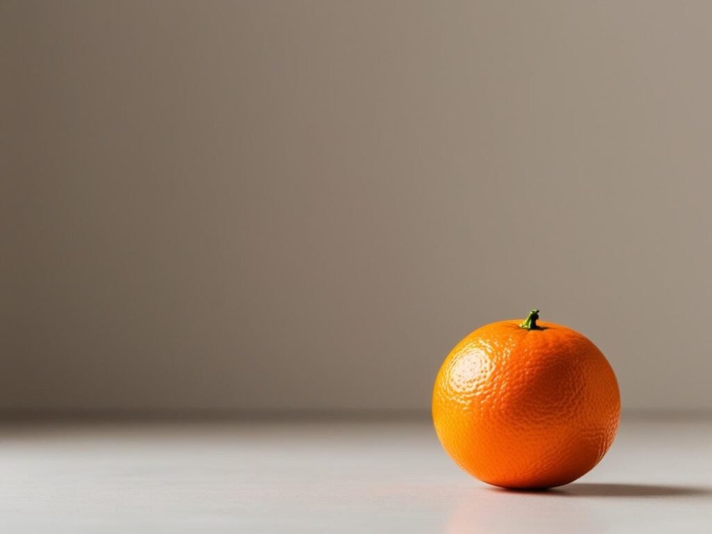 Une orange seule dans un espace épuré